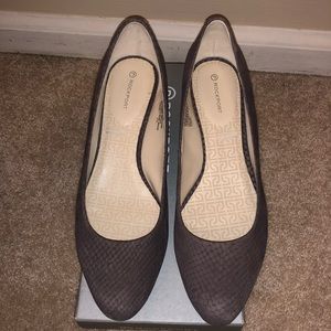 Low wedge pumps in sparrow violet from Rockport